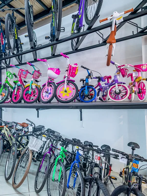 Prateleira de bicicletas infantis coloridas
